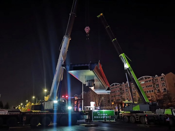 主桥钢箱梁首吊现场2.jpg 主桥钢箱梁首吊现场2.jpg