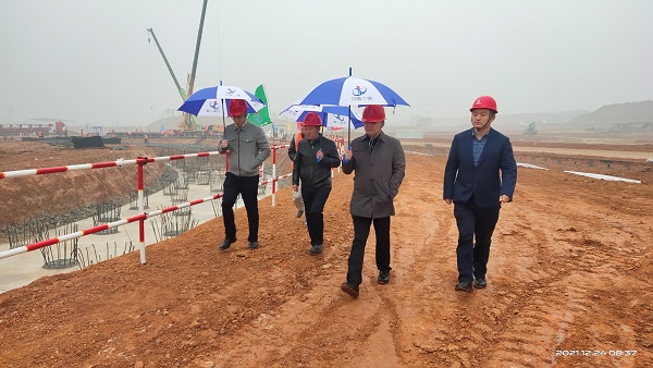 华体会在线平台（中国）官网董事、副总经理崔向军视察施工现场.jpg
