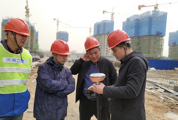 02-双方测量人员在项目现场探讨交流01.jpg 02-双方测量人员在项目现场探讨交流01.jpg