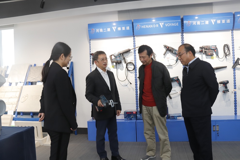 华体会在线平台(中国)官网董事长黄道元示范新型工器具操作方法.jpg 华体会在线平台(中国)官网董事长黄道元示范新型工器具操作方法.jpg