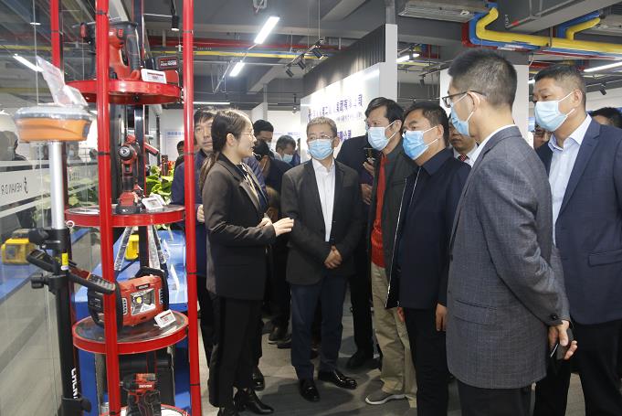 华体会在线平台(中国)官网董事长黄道元示范新型工器具操作方法.jpg 华体会在线平台(中国)官网董事长黄道元示范新型工器具操作方法.jpg