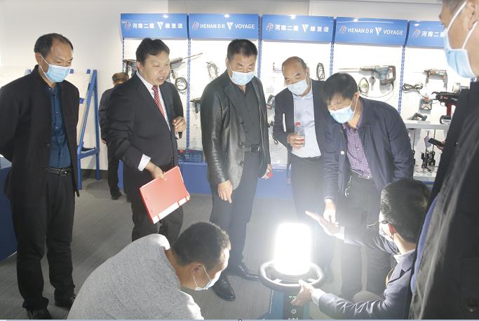 华体会在线平台(中国)官网董事长黄道元示范新型工器具操作方法.jpg 华体会在线平台(中国)官网董事长黄道元示范新型工器具操作方法.jpg