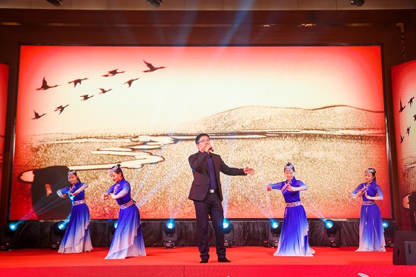 华体会在线平台(中国)官网选送的独唱节目《鸿雁》.jpg 华体会在线平台(中国)官网选送的独唱节目《鸿雁》.jpg