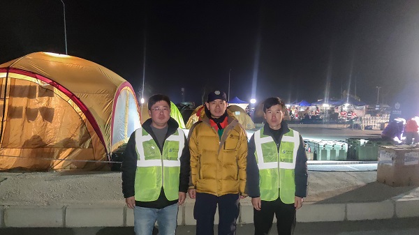 7与救援队联络员合影留念.jpg 7与救援队联络员合影留念.jpg