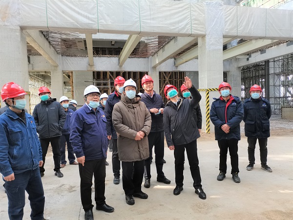 祝总与华能华体会在线平台(中国)官网副总经理樊启祥一行实地参观主厂房清水混凝土框架柱施工效果.jpg 祝总与华能华体会在线平台(中国)官网副总经理樊启祥一行实地参观主厂房清水混凝土框架柱施工效果.jpg