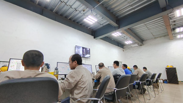 电厂集控室.jpg 电厂集控室.jpg