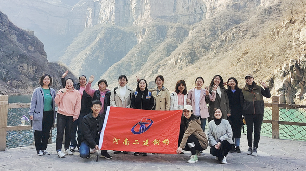 钢结构公司女职工在宝泉景区合影留念.jpg 钢结构公司女职工在宝泉景区合影留念.jpg