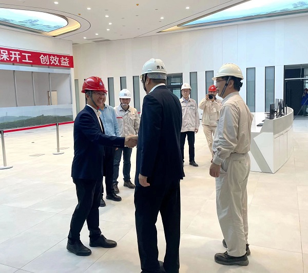 刘国跃董事长与祝总亲切握手.jpg 刘国跃董事长与祝总亲切握手.jpg