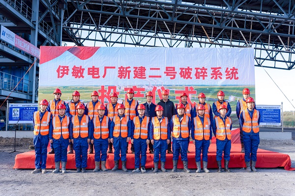 附件4 投产仪式现场华体会在线平台(中国)官网领导与项目部成员合影留念.jpg 附件4 投产仪式现场华体会在线平台(中国)官网领导与项目部成员合影留念.jpg