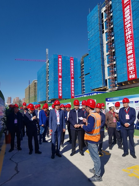 4. 观摩双重预防体系展区.jpg 4. 观摩双重预防体系展区.jpg