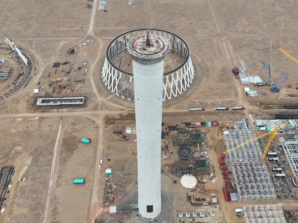 封顶后的烟囱外观线条流畅美观.jpg 封顶后的烟囱外观线条流畅美观.jpg