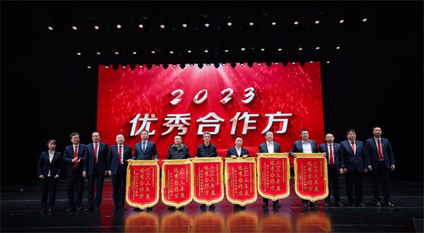 华体会在线平台(中国)官网总经理登台领奖 - 副本.jpg 华体会在线平台(中国)官网总经理登台领奖 - 副本.jpg