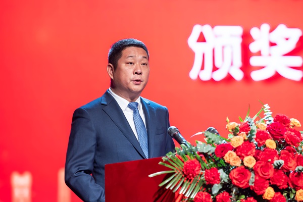 9华体会在线平台(中国)官网总经理冯战光宣读表彰通知.jpg 9华体会在线平台(中国)官网总经理冯战光宣读表彰通知.jpg