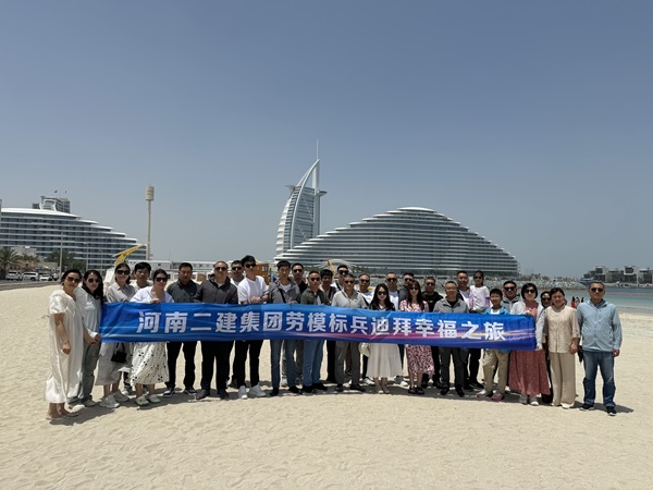 1帆船酒店前合影.jpg 1帆船酒店前合影.jpg