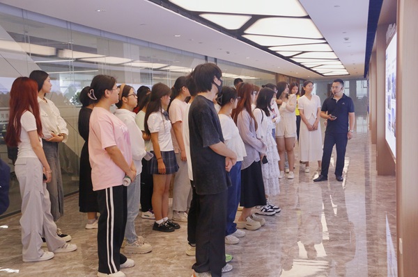 参观文化长廊2.jpg 参观文化长廊2.jpg