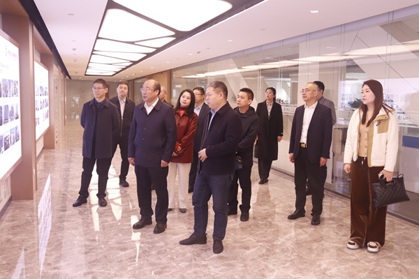 华体会在线平台(中国)官网董事长祝建明陪同孙秘书长一行参观企业文化长廊.jpg 华体会在线平台(中国)官网董事长祝建明陪同孙秘书长一行参观企业文化长廊.jpg