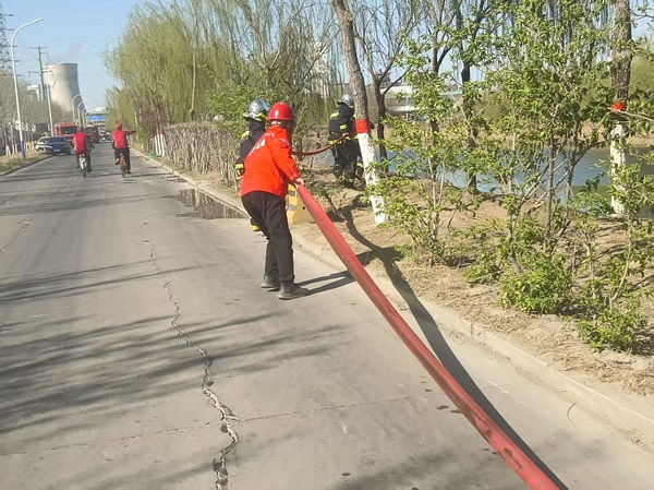 项目部员工积极参与配合火灾救援 (4).jpg 项目部员工积极参与配合火灾救援 (4).jpg