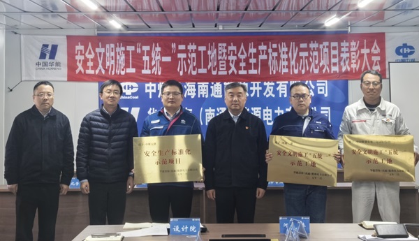 1获颁奖牌 - 副本.jpg 1获颁奖牌 - 副本.jpg